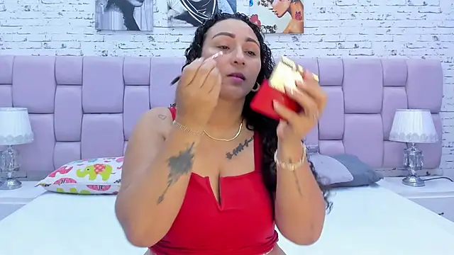 VaniaRose online show from October 25, 1:30 pm