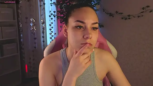 Al1ice Moures online show from March 17, 9:24 am