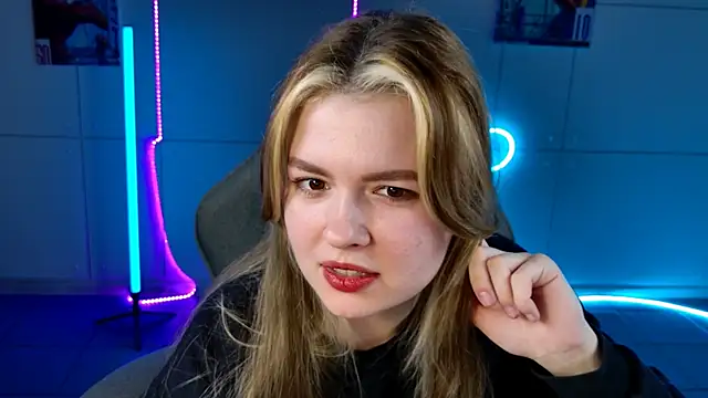 Snapshot of HaleySun chatting on October 3, 2:00 pm HaleySun online show from October 3, 2:00 pm