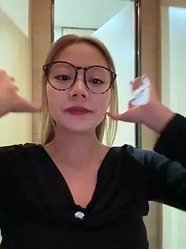 redrose520 online show from November 10, 4:24 pm