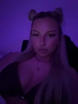 blondeeee online show from May 5, 5:05 pm