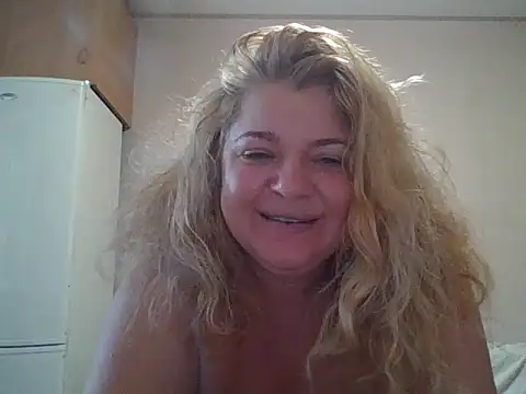 Snapshot of HurricaneCathrine chatting on October 12, 12:07 pm HurricaneCathrine online show from October 12, 12:07 pm
