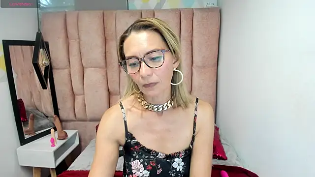 Issa Milf   online show from April 15, 8:09 pm