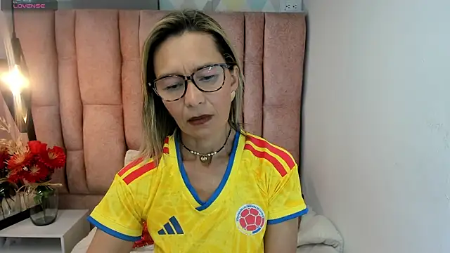 Issa Milf   online show from July 3, 3:29 pm