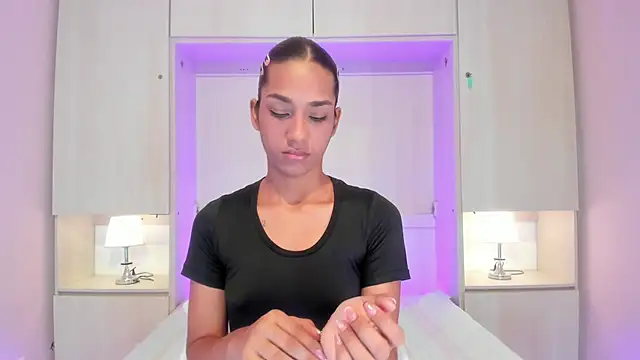 AnahiCollins online show from August 4, 12:00 pm
