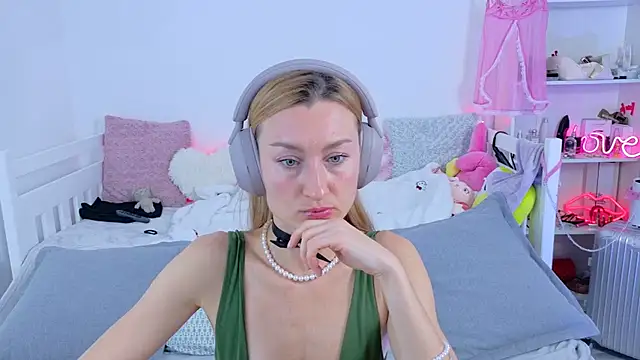 Snapshot of MysticRoxanne chatting on November 16, 12:49 pm MysticRoxanne online show from November 16, 12:49 pm