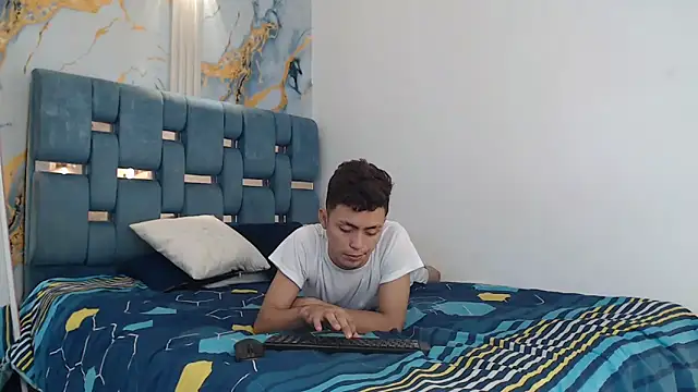 VERY HOT GUYS online show from December 21, 1:37 pm