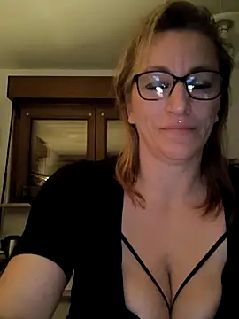 Fifi83Bell online show from March 7, 6:59 pm