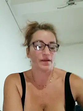 Snapshot of Fifi83Bell chatting on October 17, 6:22 pm Fifi83Bell online show from October 17, 6:22 pm