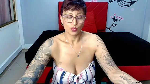 Snapshot of Charlotte__Gray chatting on October 15, 1:03 pm Charlotte Gray online show from October 15, 1:03 pm