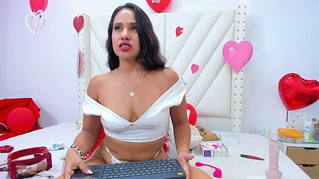 Emilysweet2 online show from February 13, 6:20 pm