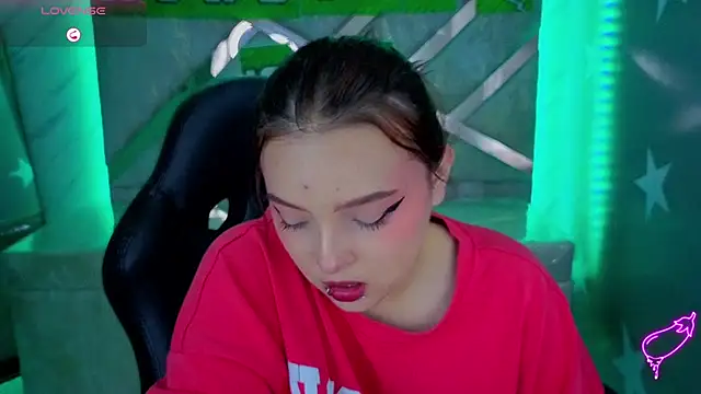 mia foster t online show from June 26, 1:23 pm