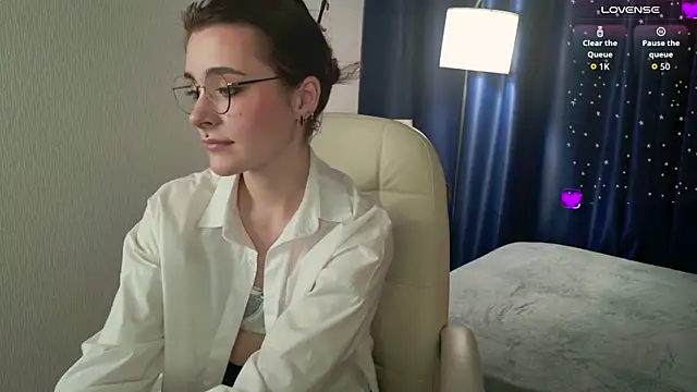 ElizabethMilller  online show from June 13, 9:45 pm
