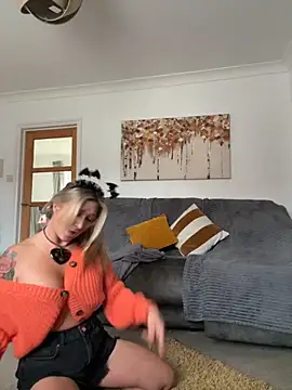 MimiMaee online show from October 14, 1:03 pm