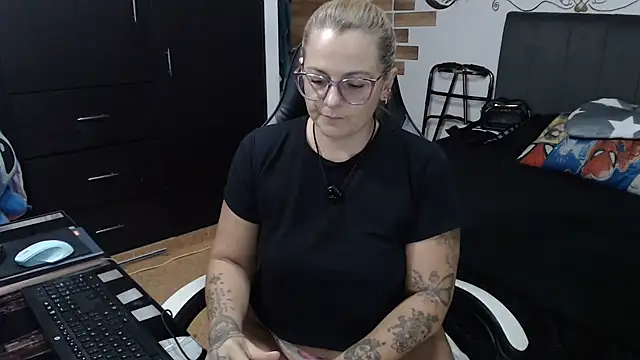perlagoloza05 online show from July 28, 3:37 am