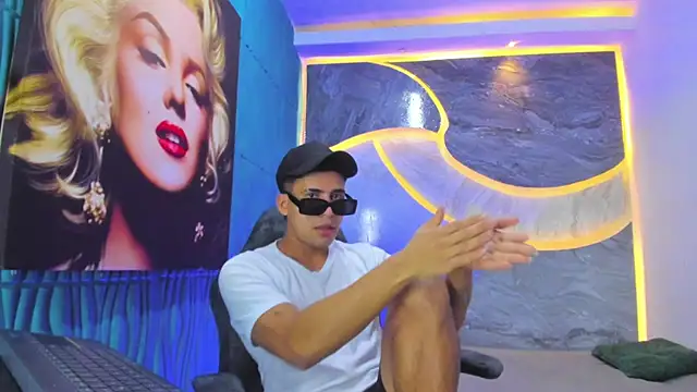 Snapshot of Play_boys_Hot2 chatting on October 27, 1:17 pm Play boys Hot2 online show from October 27, 1:17 pm