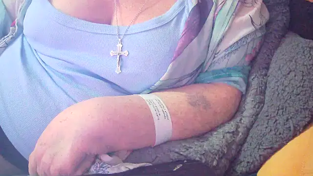 Playful MILF Demi online show from February 5, 10:02 pm