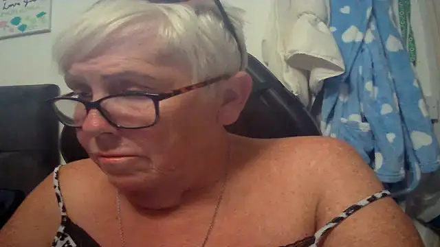 Playful MILF Demi online show from July 5, 5:07 pm