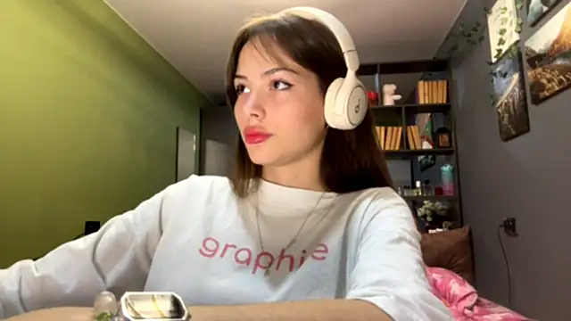 Snapshot of MysticAlisa chatting on October 4, 10:32 am MysticAlisa online show from October 4, 10:32 am
