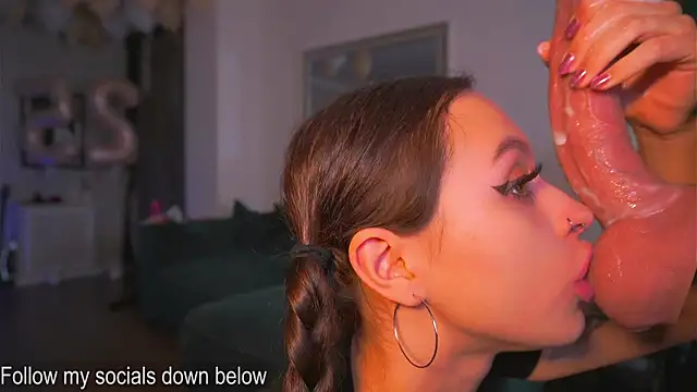 karolineneuer  online show from November 11, 1:45 am