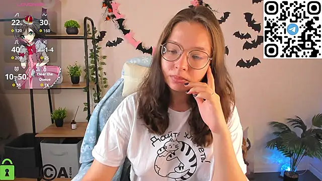 Nuura Moore online show from November 7, 1:22 am