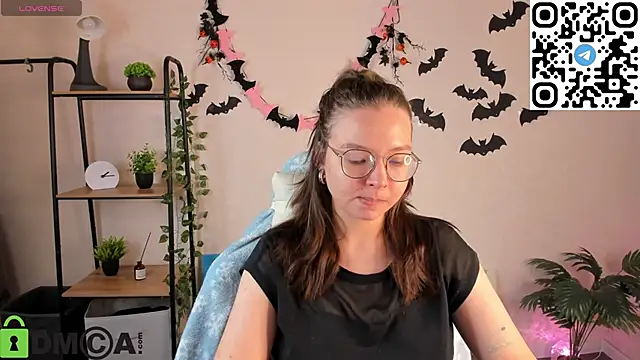 Nuura Moore online show from November 8, 1:32 am