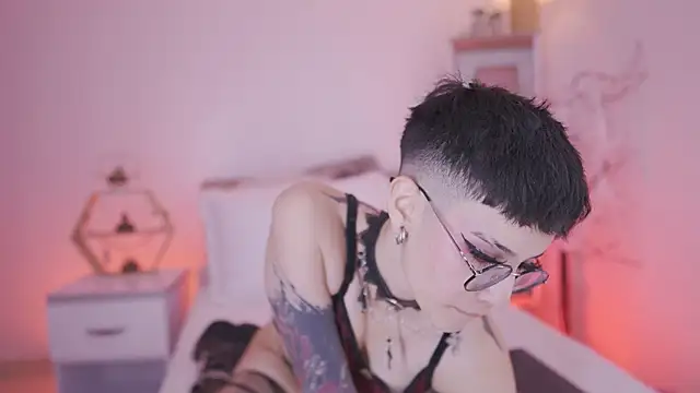 Giia Moretti  online show from November 5, 8:25 pm