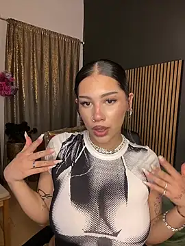 LoraShines online show from June 19, 6:11 pm