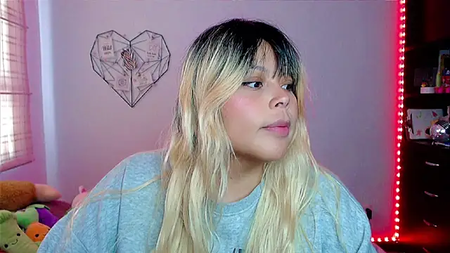 EllieMoonX online show from November 15, 5:25 pm