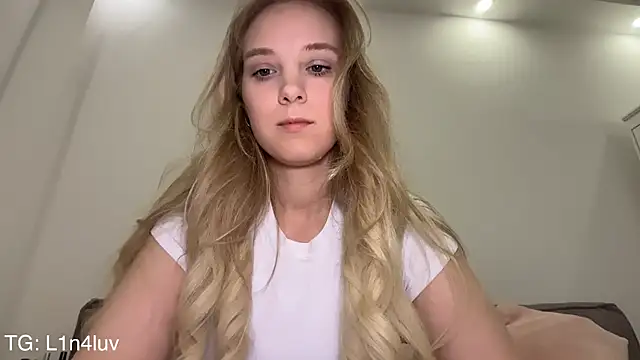 AIicaparkerc online show from June 20, 7:39 pm
