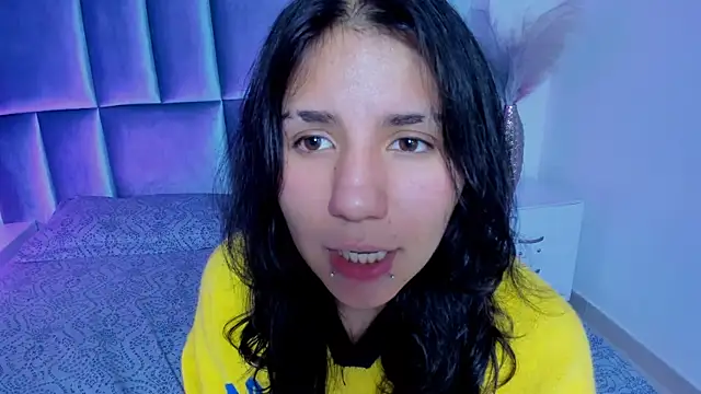 HollyPeach online show from July 20, 8:20 pm
