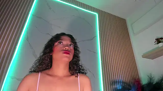 KellyAmbaris online show from December 5, 8:54 pm