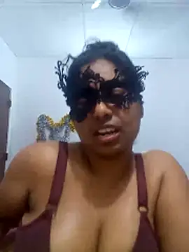Expose Queen online show from April 28, 5:06 pm