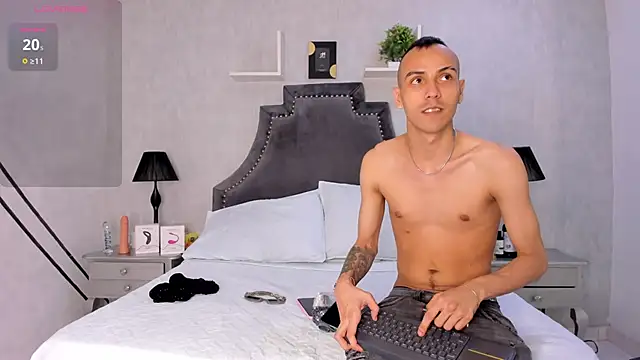 DerryAndIzzy online show from October 31, 6:26 am