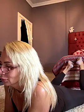 ElenabonyX online show from November 6, 7:09 pm