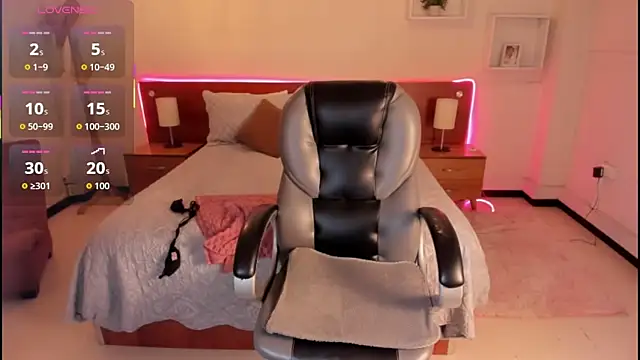 Cat  Moon   online show from December 16, 7:09 pm