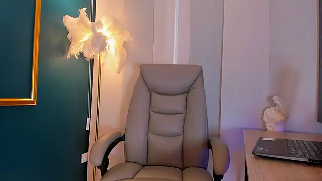 Rashel Frost  online show from March 18, 7:30 pm