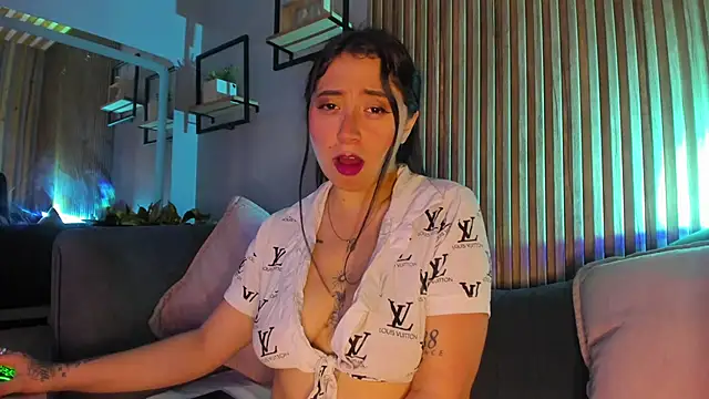 JuliethCruz  online show from June 18, 7:30 pm