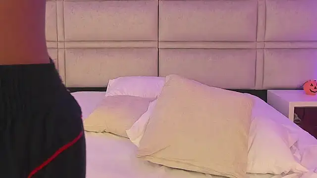 SweetAndSinful online show from November 1, 7:45 am