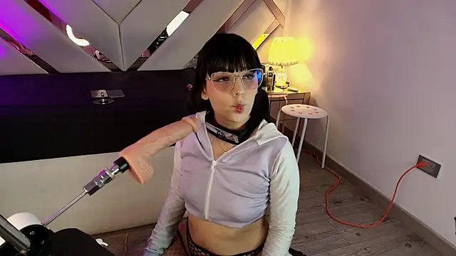 michelle cutee  online show from June 28, 8:15 pm