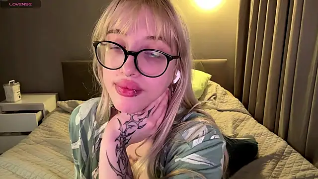 Milkmoriee online show from November 21, 4:42 pm