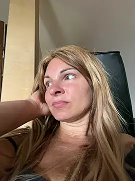 kinkysarahx online show from August 3, 10:21 am