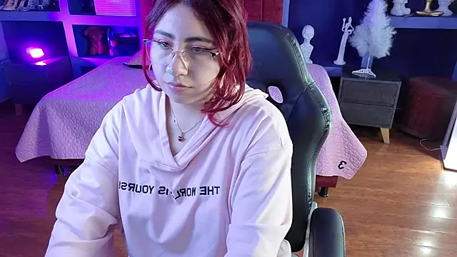 littlee red online show from December 18, 8:35 pm