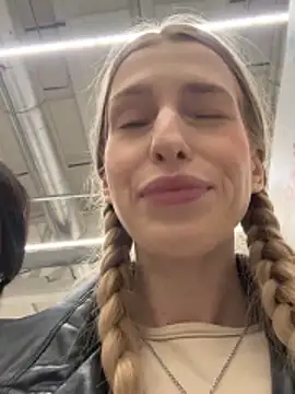 kira mia online show from December 22, 4:10 pm