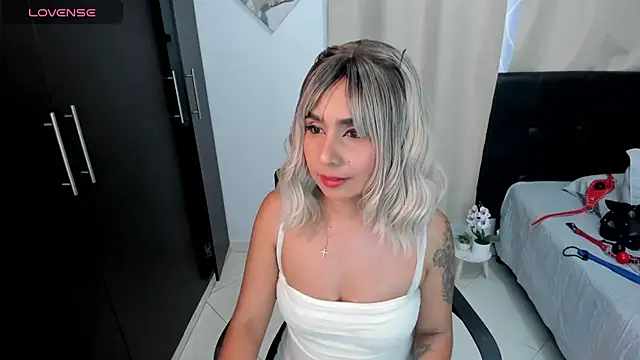 Emilyvalk  online show from July 12, 10:43 pm