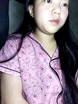 Quynhsumon online show from February 12, 3:14 pm