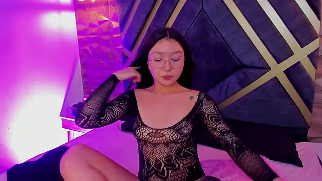 sydney miller  online show from April 20, 11:30 pm