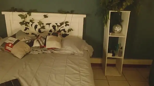 Samantha  Benet online show from November 25, 8:20 pm