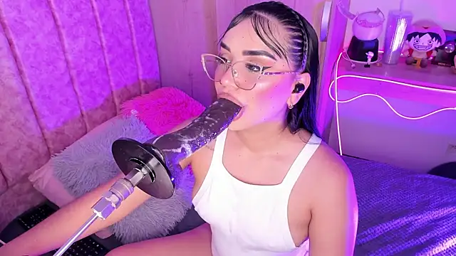 laana foxx online show from July 19, 11:40 pm
