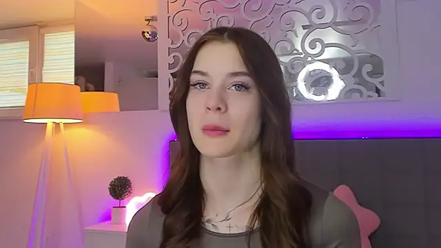 LuisaClover online show from March 3, 1:39 pm